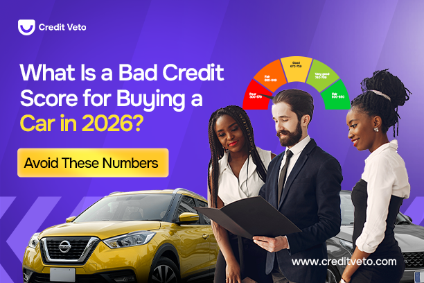 Two ladies looking at a lady with an opened PC while he's explaining to them what is a bad credit score for buying a car